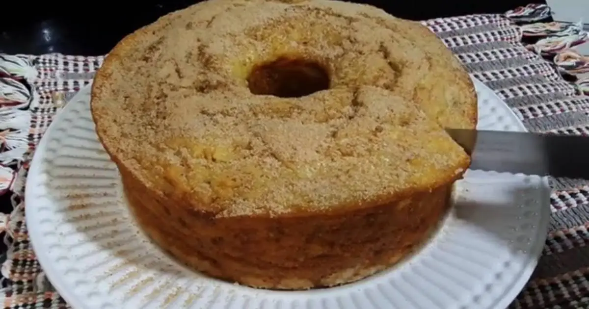 Bolo de Banana fofinho e caseiro! Aprenda essa receita simples, fácil e deliciosa para acompanhar...