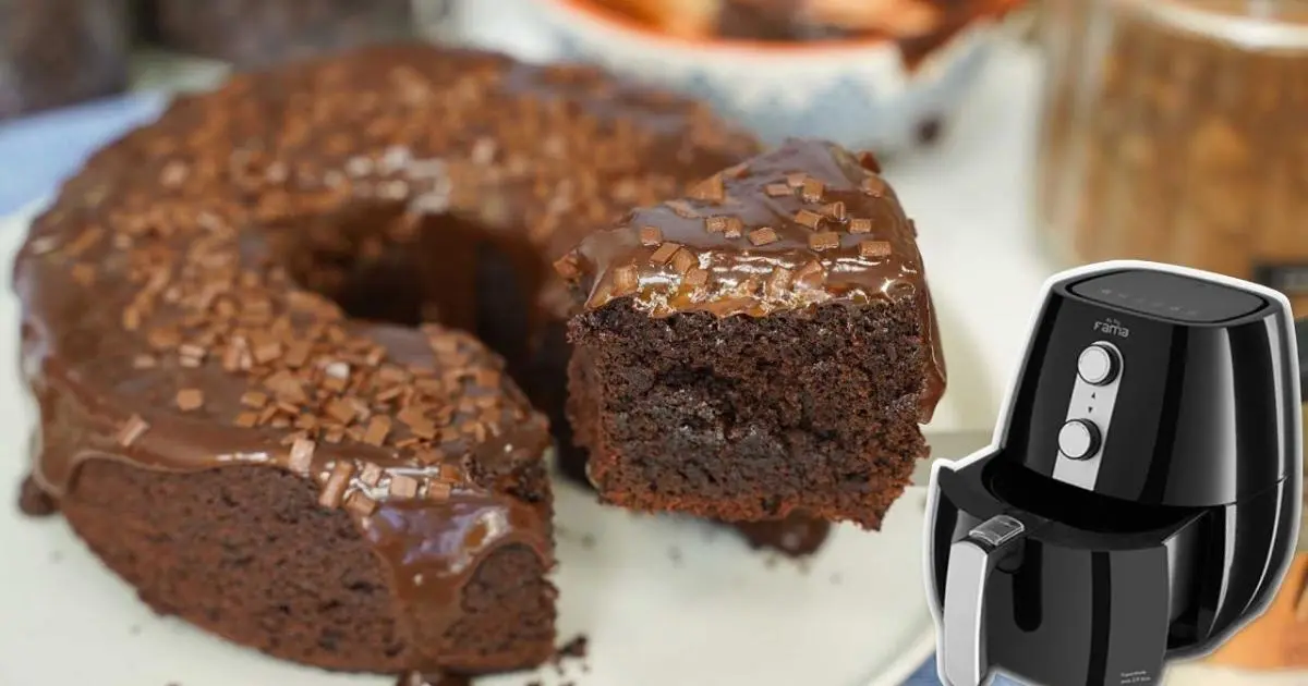 Aprenda a fazer um bolo de chocolate fofinho na Airfryer em apenas 20 minutos. Receita...