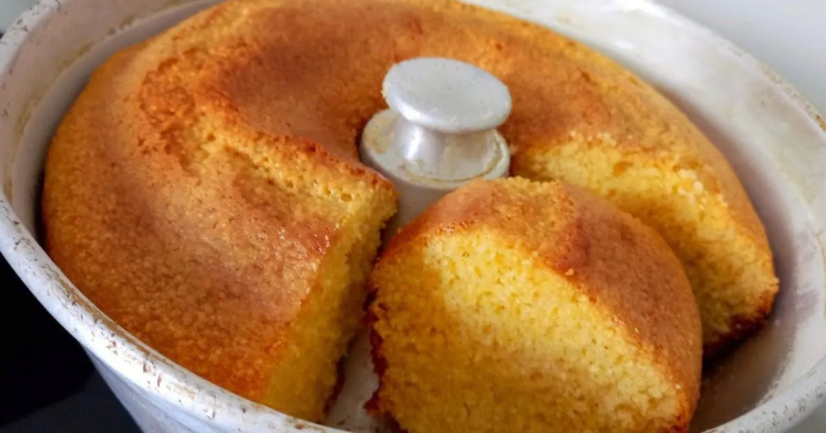 Bolo de farinha de milho com leite de coco, fofinho e saboroso que combina com...
