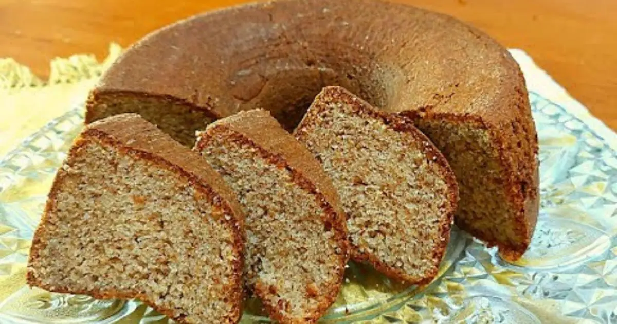 Receita fácil de bolo de banana com canela, fofinho e perfumado. Perfeito para o café...