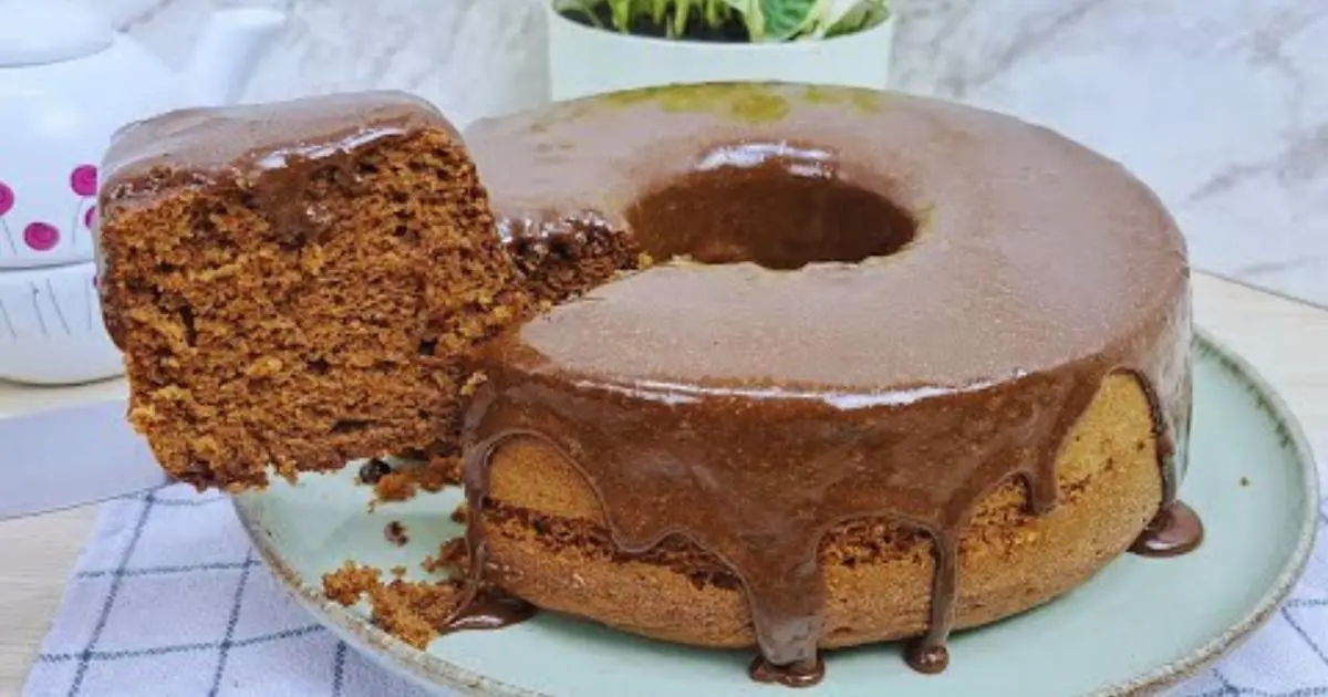 Aprenda a fazer um bolo de cappuccino macio com uma cobertura cremosa e deliciosa....