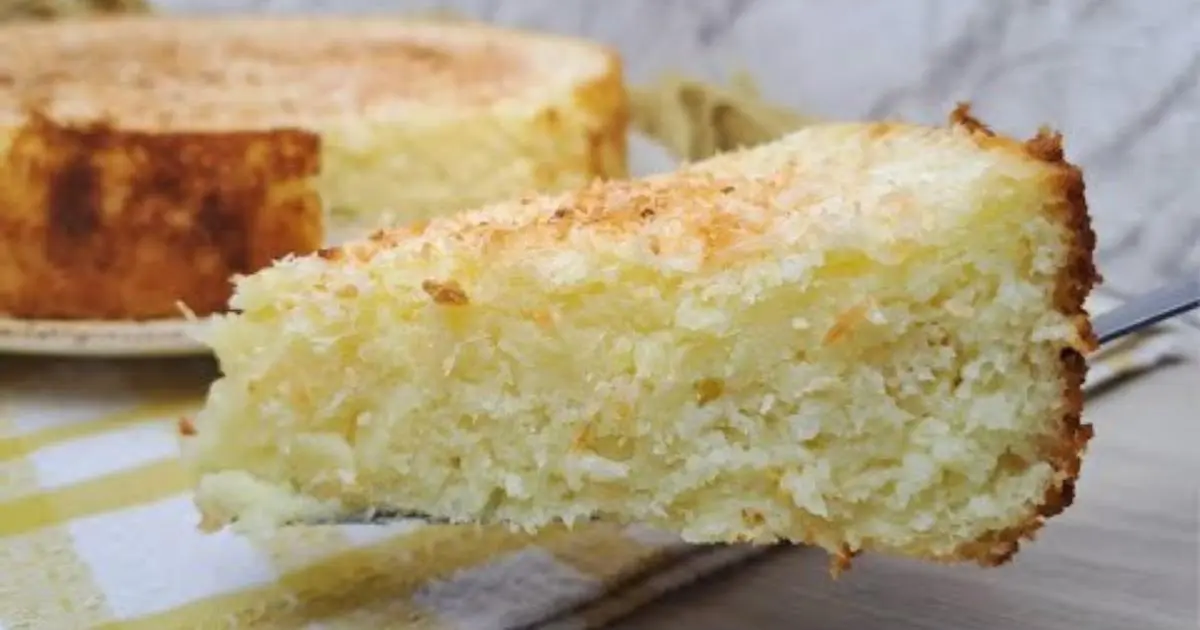 Um bolo de coco cremoso e fácil de fazer, perfeito para o café da tarde....