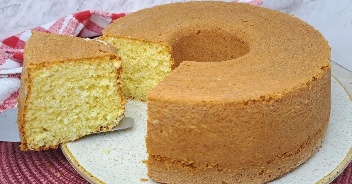 Aprenda a fazer um bolo de fubá com coco super fofinho, que desmancha na boca...