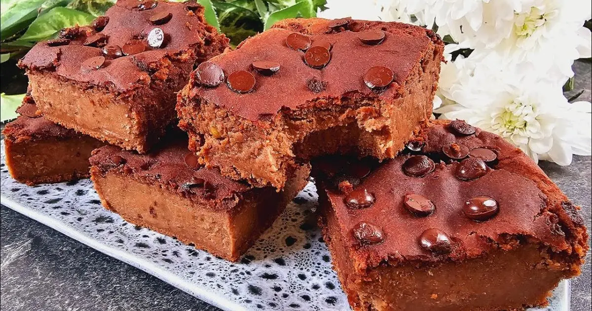 Faça um brownie vegano perfeito com grão-de-bico, banana e cacau. Macio, sem glúten e delicioso!...