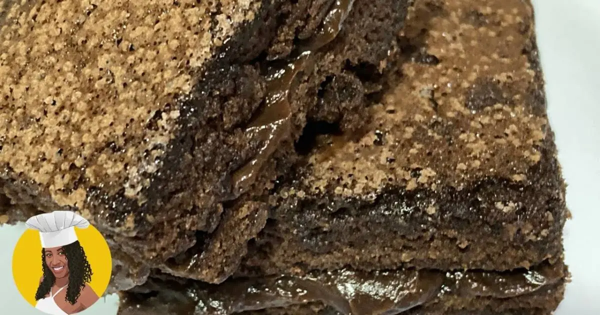 Brownie de Nescau Recheado, uma sobremesa fácil e deliciosa com brigadeiro cremoso. Aprenda a fazer...