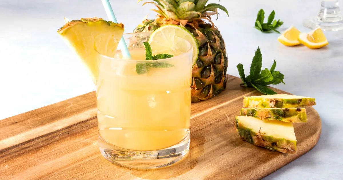 Caipirinha de abacaxi com hortelã refrescante e tropical. Receita fácil, cremosa e perfeita para dias...