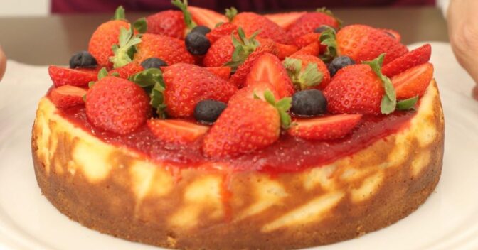 Sobremesas: Cheesecake Cremosa com Geleia de Morango