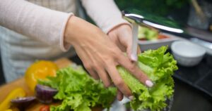 Como limpar os alfaces e verduras da forma correta