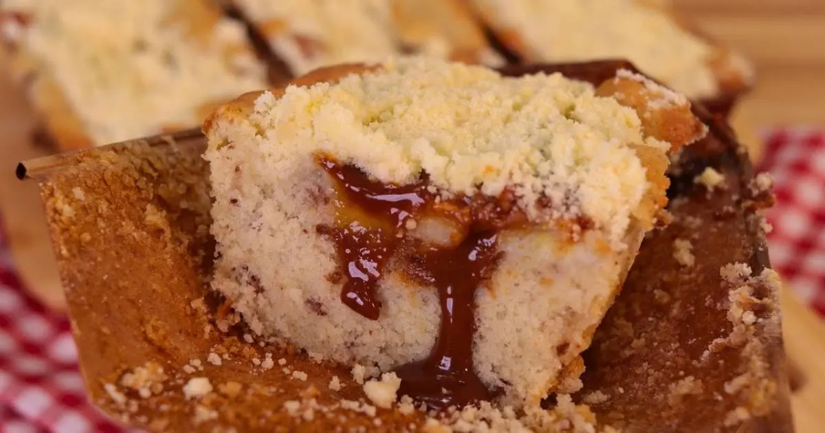 Aprenda a fazer uma cuca fofinha com banana, doce de leite e uma farofa crocante...