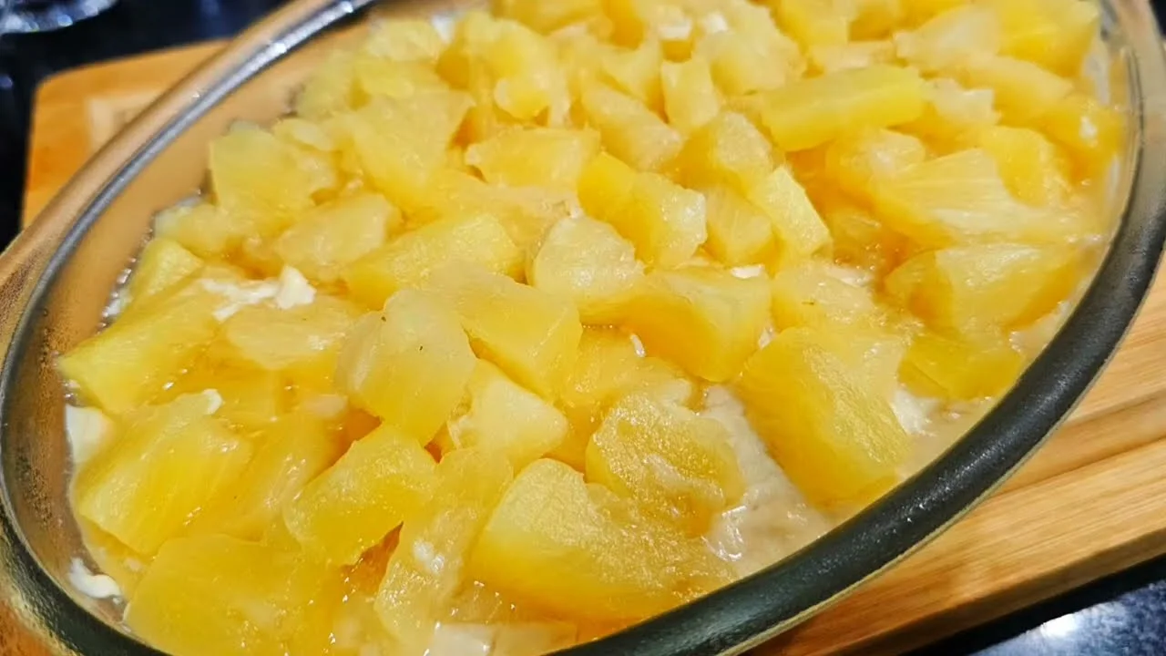 Delícia de Abacaxi cremosa e refrescante! Aprenda essa receita fácil e irresistível para qualquer ocasião....