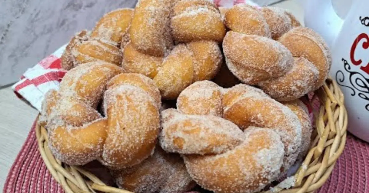 Receita fácil de donut sem ovos, frito e macio, perfeito para acompanhar o café....