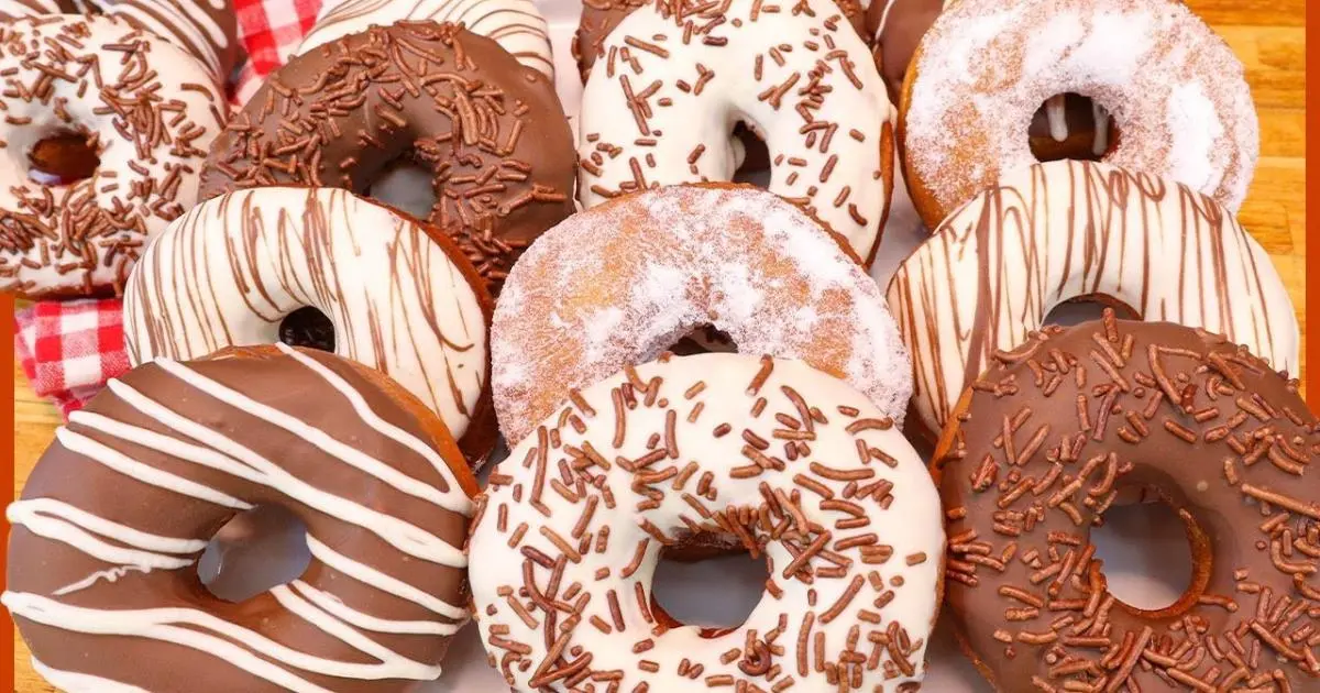 Aprenda a fazer donuts caseiros super fofinhos com cobertura de chocolate e açúcar!...