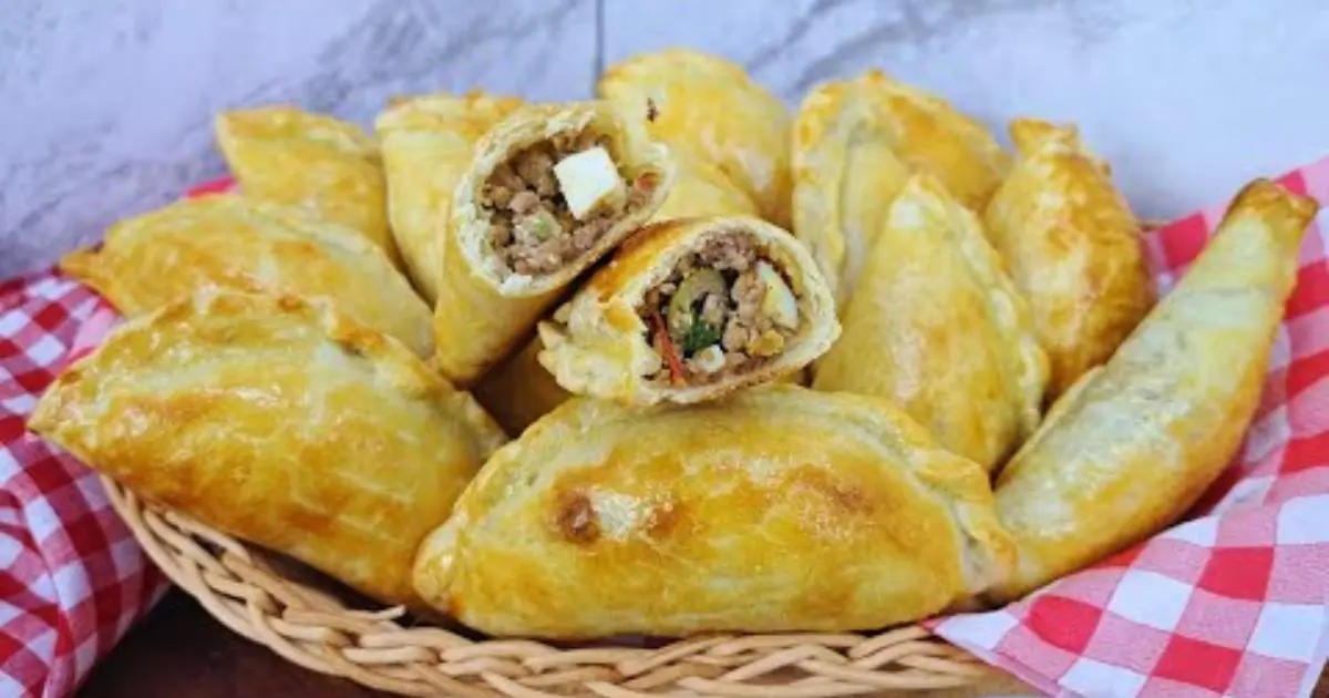 Empanadas argentinas recheadas com carne e ovo, perfeitas para um lanche saboroso!...