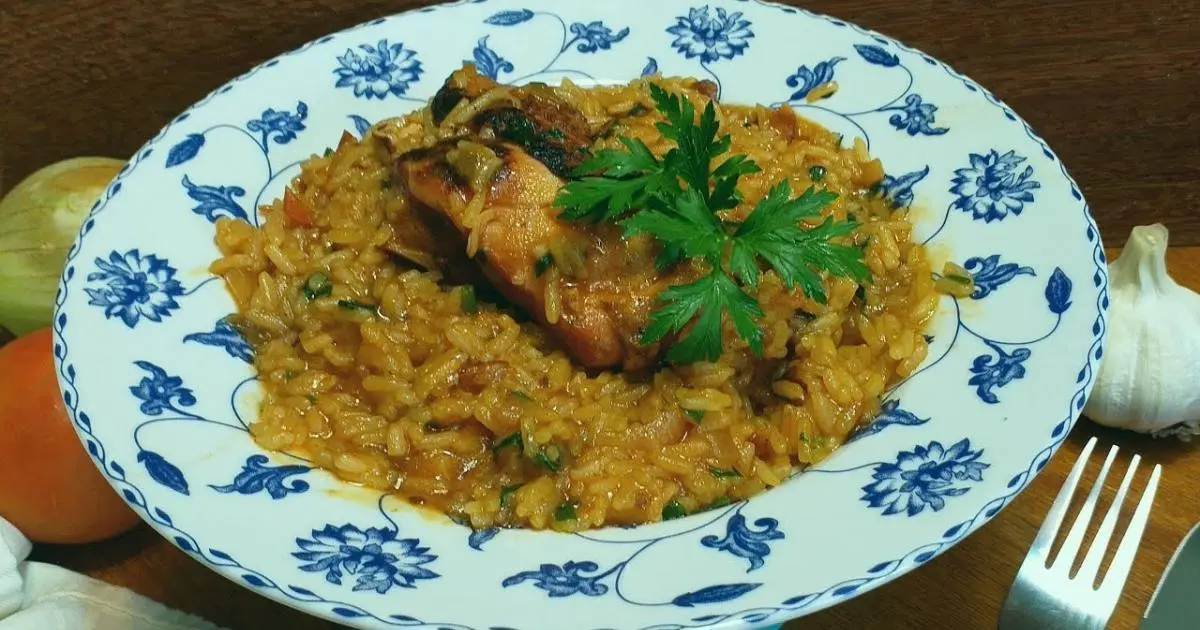 Aprenda a fazer uma deliciosa galinhada com frango e arroz em uma panela só!...