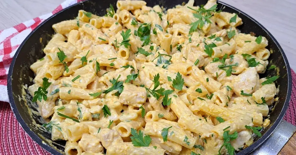 Receita fácil e rápida de macarrão com molho fricassê de frango cremoso e irresistível!...