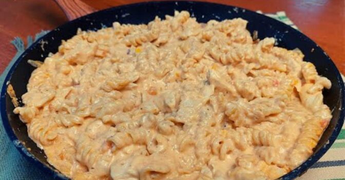 Especiais: Macarrão Cremoso com Frango: Receita Rápida e Feita em Uma Só Panela