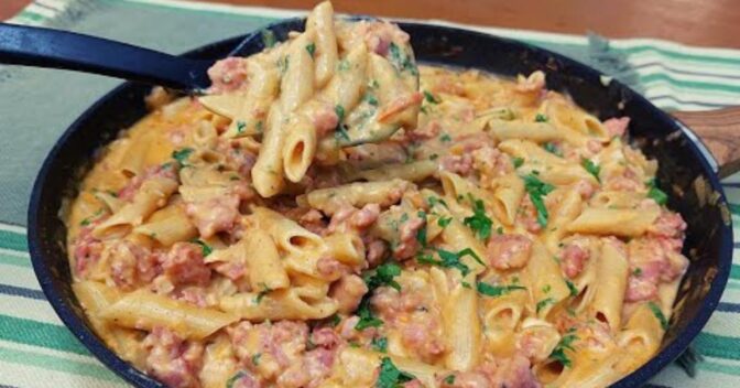 Especiais: Macarrão Cremoso com Linguiça: Receita Fácil e Deliciosa