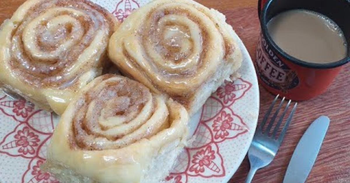 Aprenda a fazer um ninho de abelha fofinho, recheado com canela e coberto com leite...