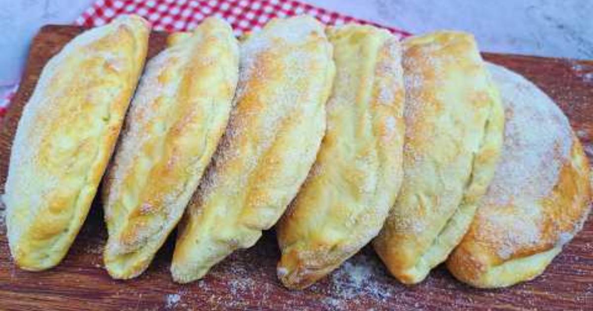 Aprenda a fazer pastel assado à panada, com massa macia e um recheio irresistível de...