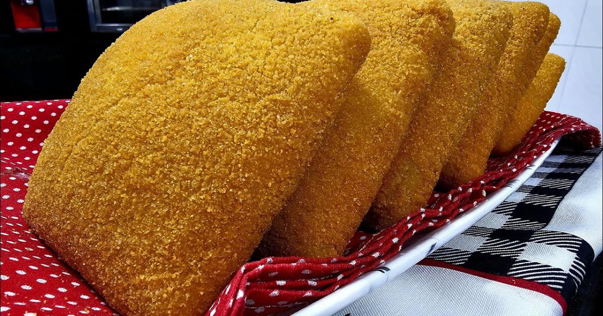 Aprenda a fazer um pastelão de batata salgado, crocante e recheado, ideal para vender e...