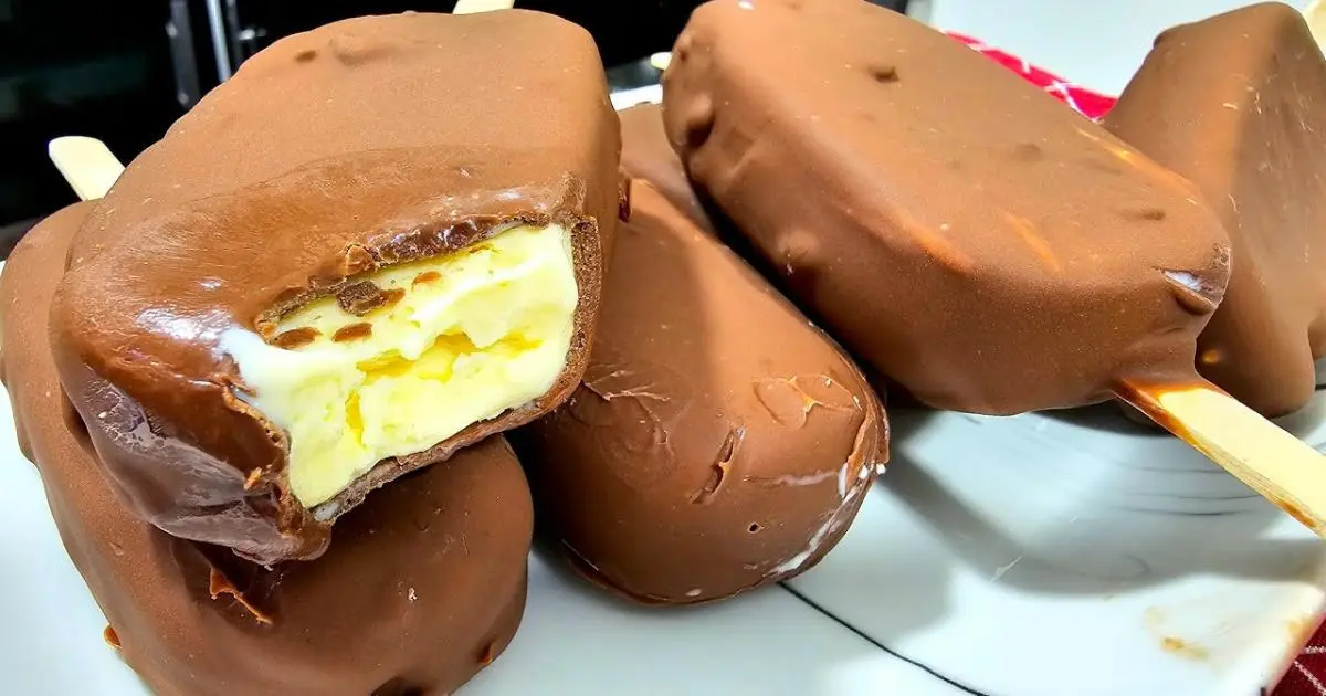 Aprenda a fazer um picolé caseiro super cremoso com casquinha de chocolate, perfeito para refrescar...