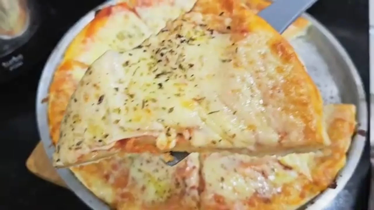 Pizza Caseira Fácil massa leve, molho caseiro e recheio caprichado. Uma receita deliciosa e sem...