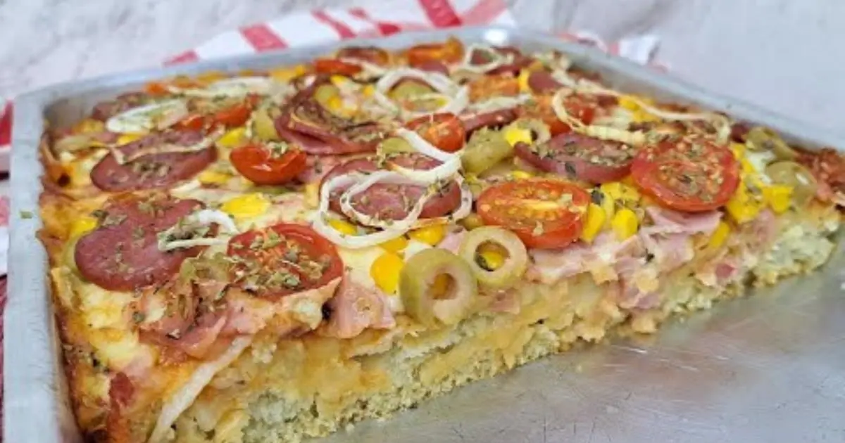 Aprenda a fazer uma pizza caseira com massa de pão fofinha e recheio delicioso....