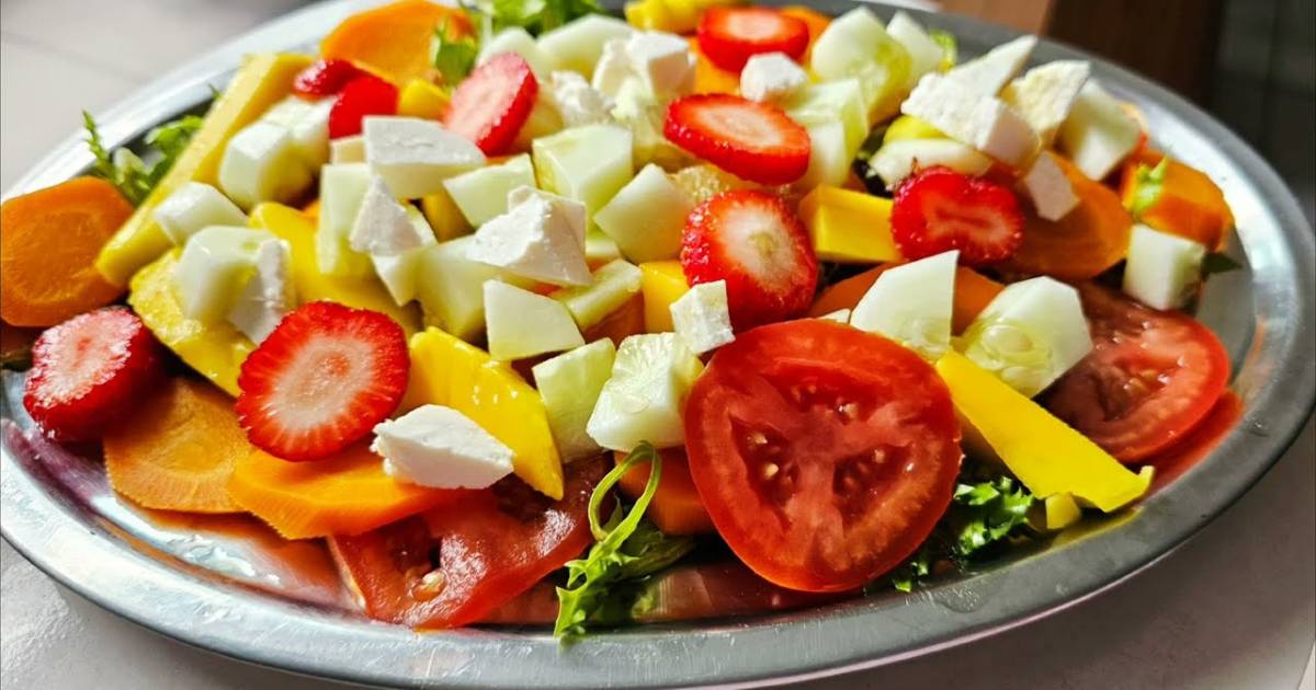 Salada Tropical Refrescante cheia de cores e sabores! Aprenda a fazer essa receita leve e...