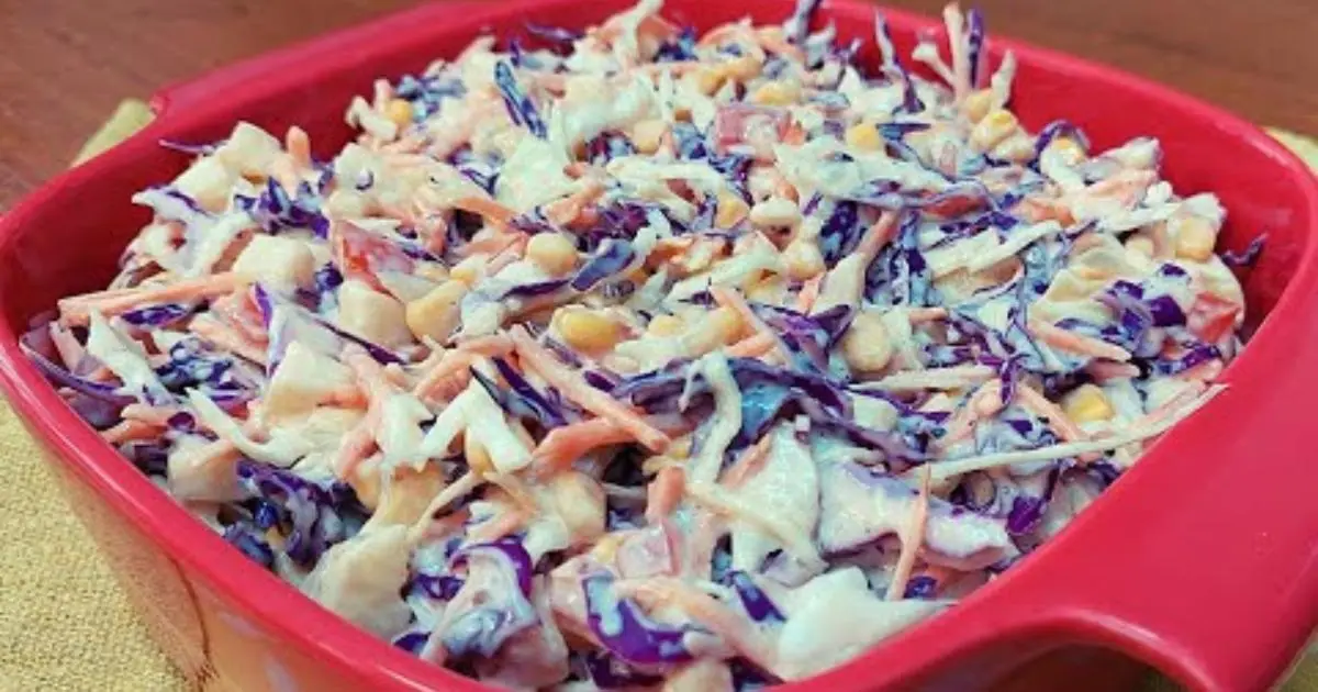 Salada de repolho cremoso com maçã, leve, refrescante e perfeita para qualquer refeição!...