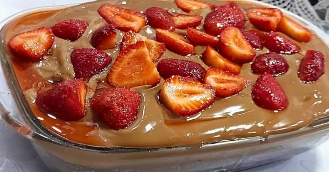 Sobremesas: Sobremesa de Chocolate e Morango com Bolo