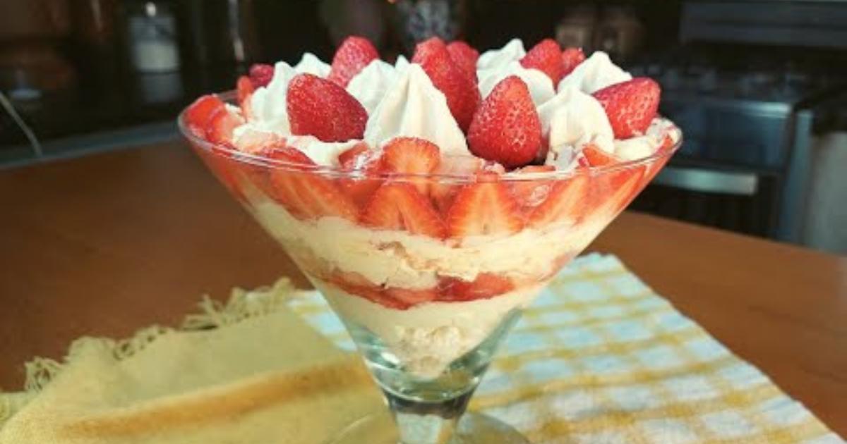 Sobremesa de morango com suspiro e chantilly perfeita para qualquer ocasião. Simples e deliciosa....