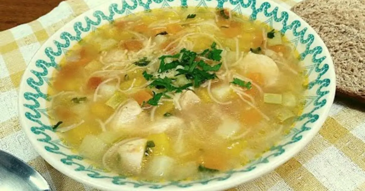 Sopa de frango com legumes super caseira, nutritiva e perfeita para os dias frios!...