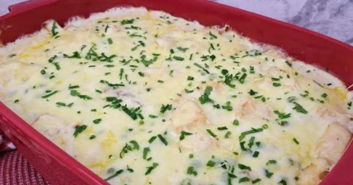 Tilápia gratinada com batatas, palmito e ervilhas, perfeita para um jantar especial!...