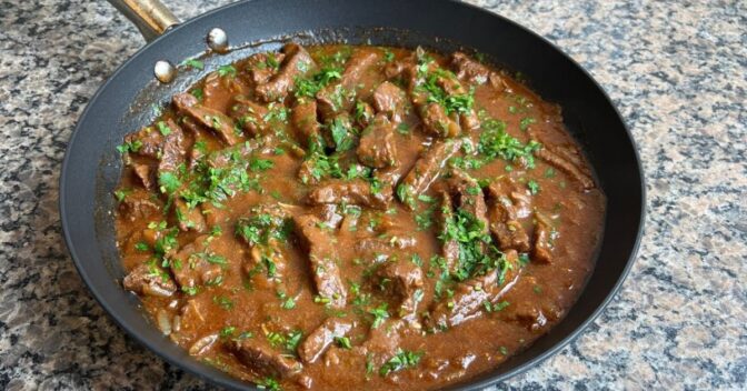 Carnes: Tirinhas de Carne ao Molho Escuro para um Almoço Diferente Fácil e Gostoso