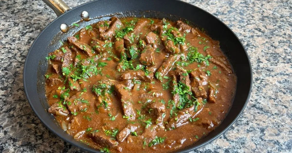 Receita fácil de tirinhas de carne ao molho escuro, perfeita para almoços caseiros....