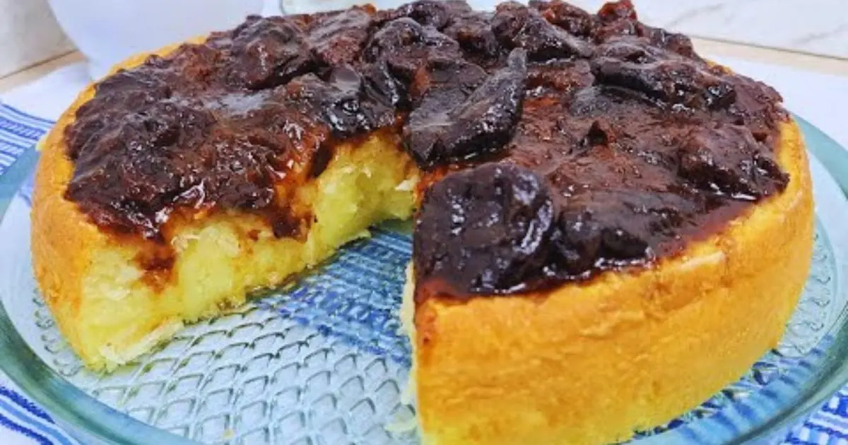 Torta de coco cremosa com calda de ameixa – combinação irresistível!...