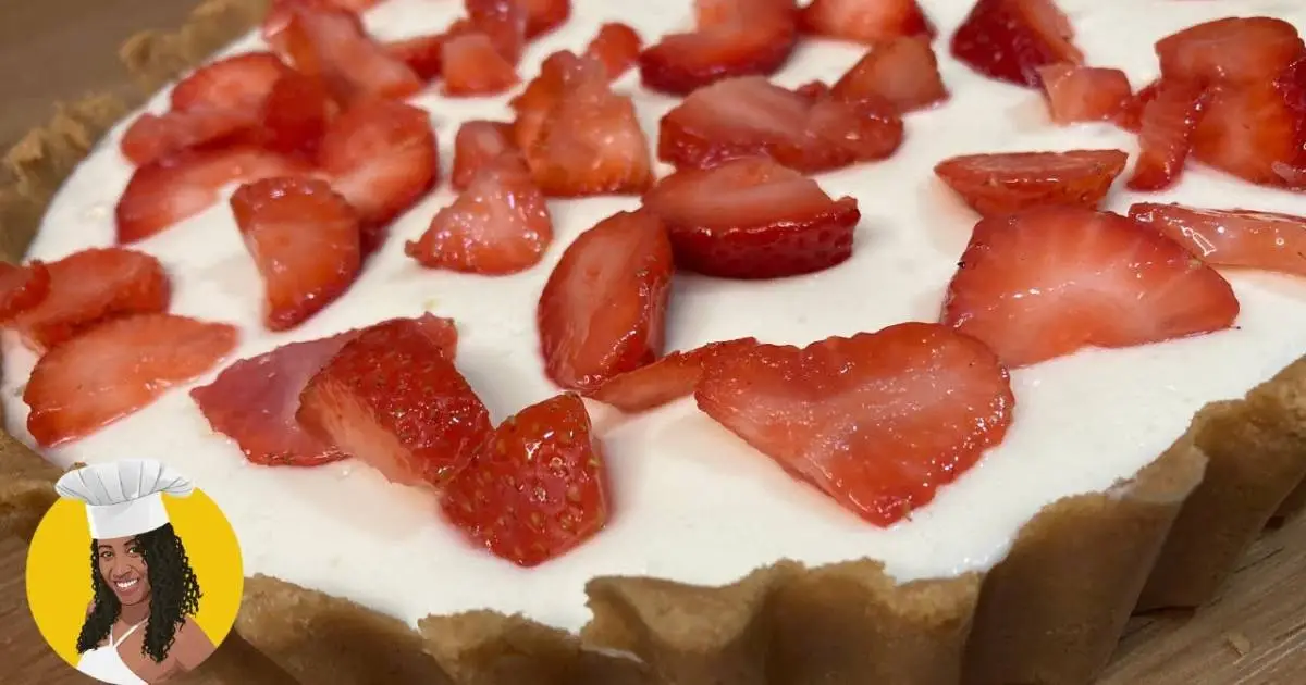 Torta de Chocolate Branco com Morango, uma sobremesa irresistível e fácil de fazer. Aprenda o...