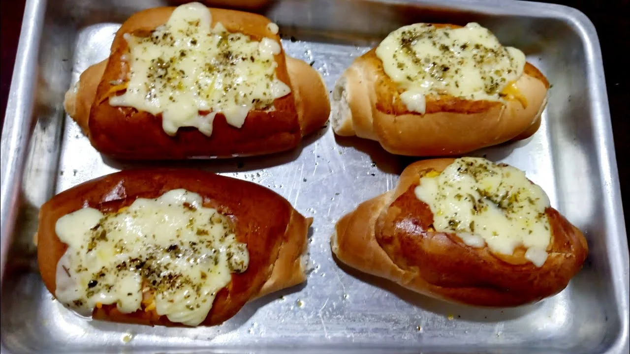 Pão recheado com patê de frango e queijo, crocante e irresistível!...