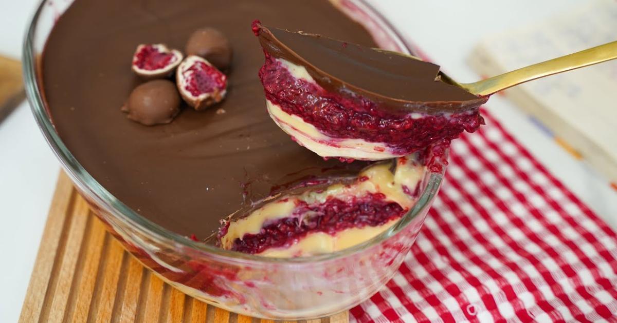 Doce gelado com creme branco, geleia azedinha e casquinha crocante....