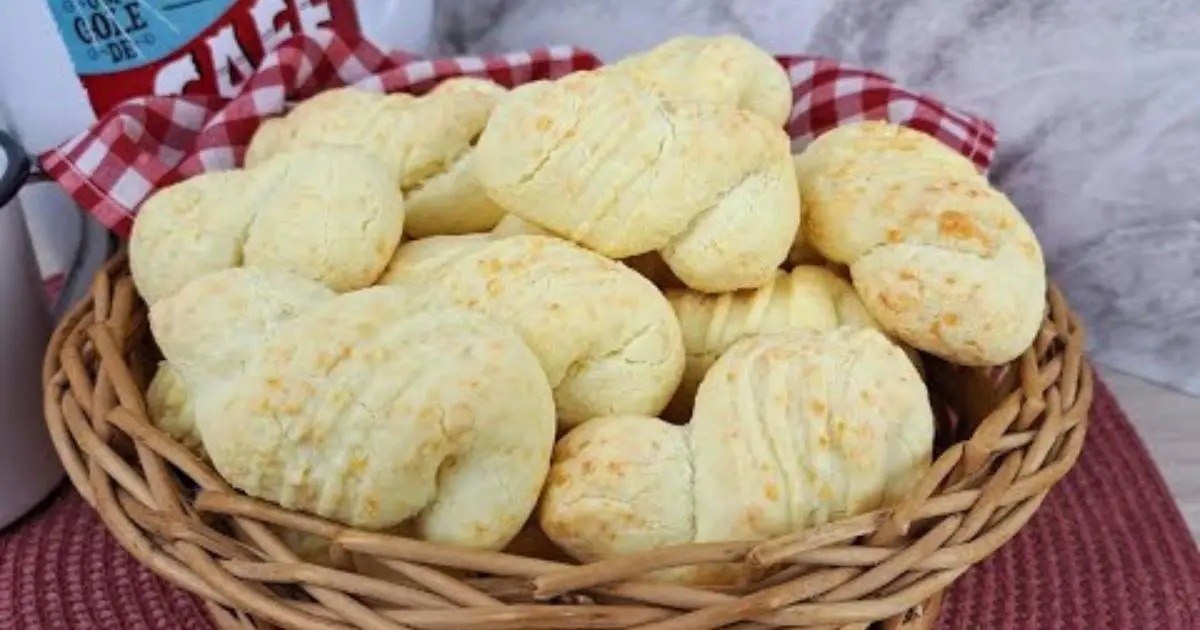 Receita simples e perfeita de biscoitos de queijo assados, macios por dentro...