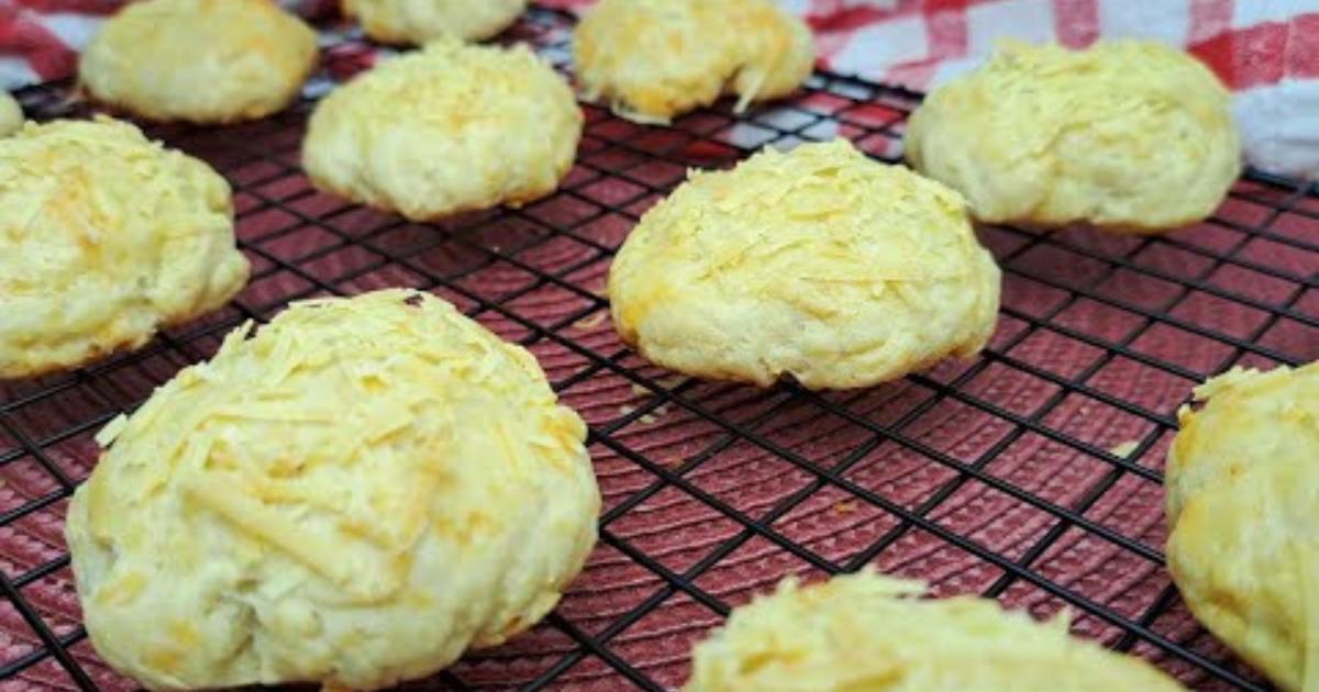 Receita simples de biscoitos salgados com parmesão e poucos ingredientes....