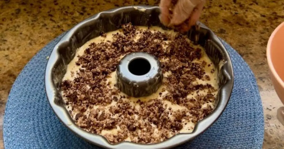 Bolo simples de Páscoa com cobertura crocante de chocolate....