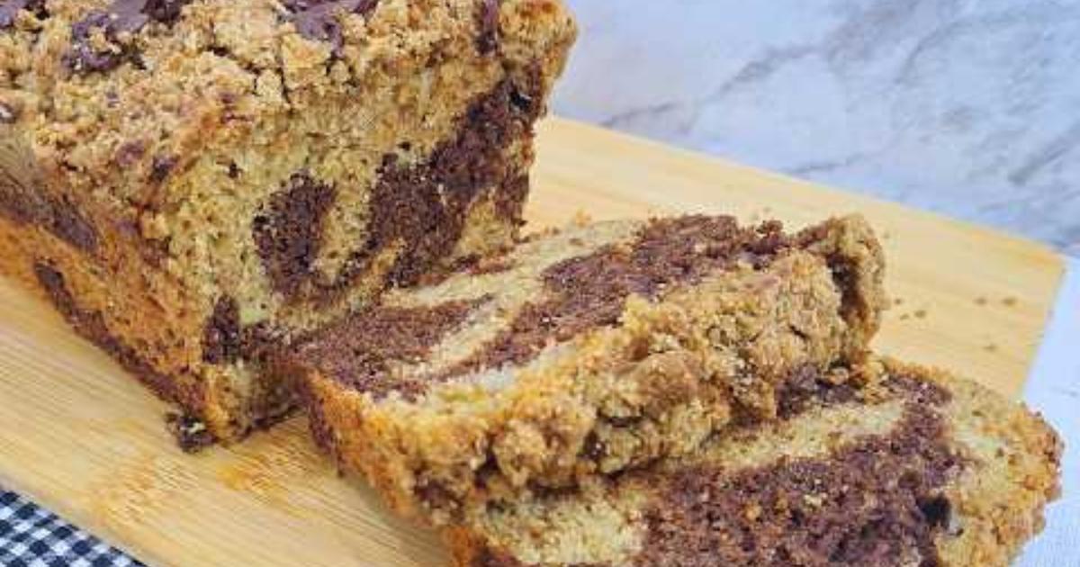 Esse bolo de banana com chocolate e farofa crocante vai te surpreender!