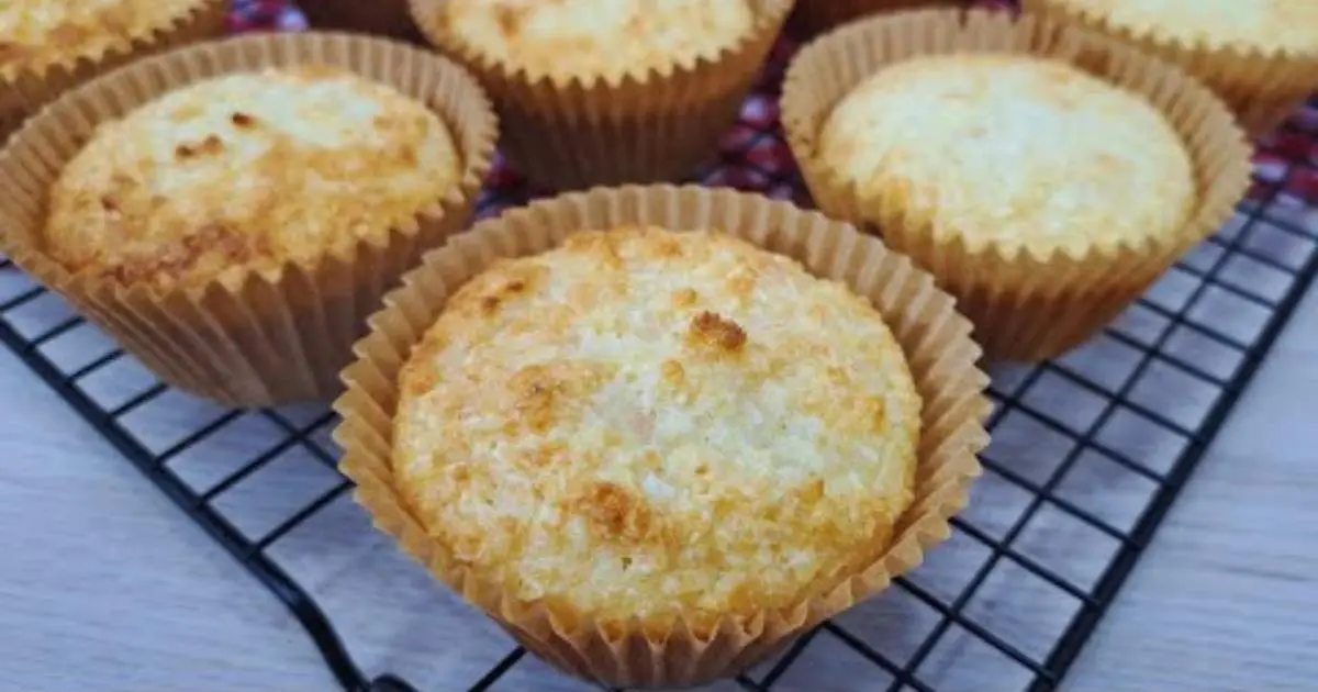 Aprenda a fazer um bolo de coco com queijo fácil e delicioso!...