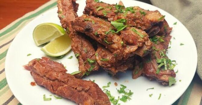 Carnes: Costelinha de porco na cerveja preta feita na pressão vai te surpreender