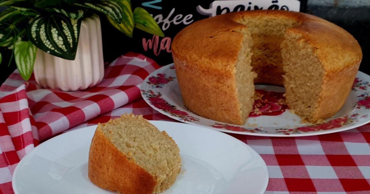 Bolo de banana simples, fofinho e perfeito com café....