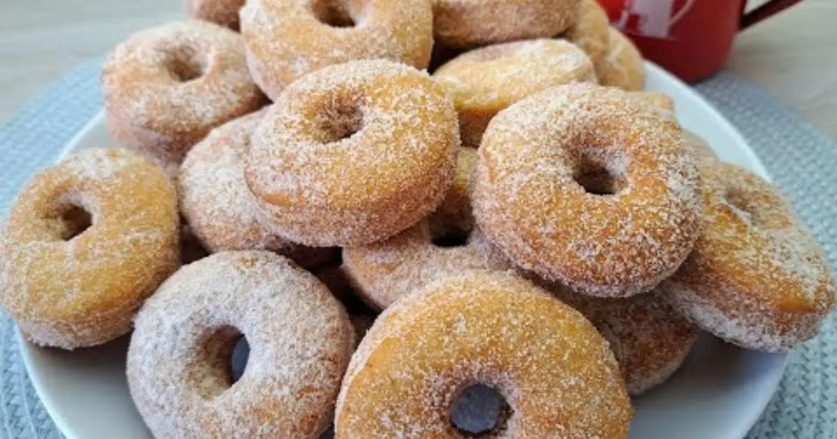 Donuts fritos, macios e sequinhos com um truque simples que surpreende....