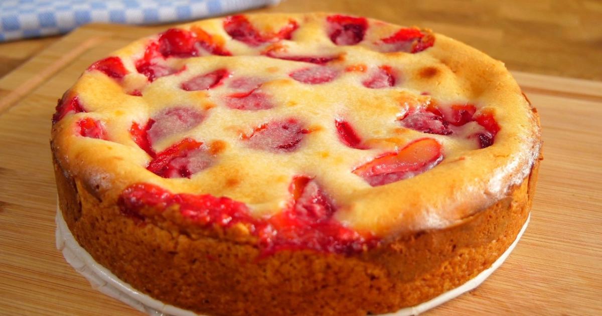 Receita irresistível de bolo de morango com creme azedo....
