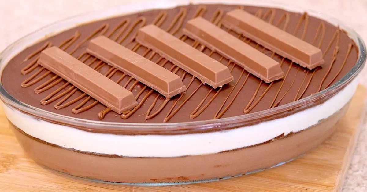 Sobremesa gelada e fácil com camadas cremosas e cobertura de chocolate....