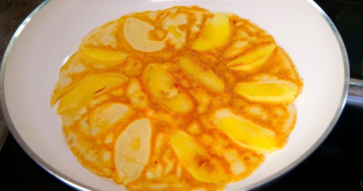 Panquecas fáceis com maçã, prontas em poucos minutos....